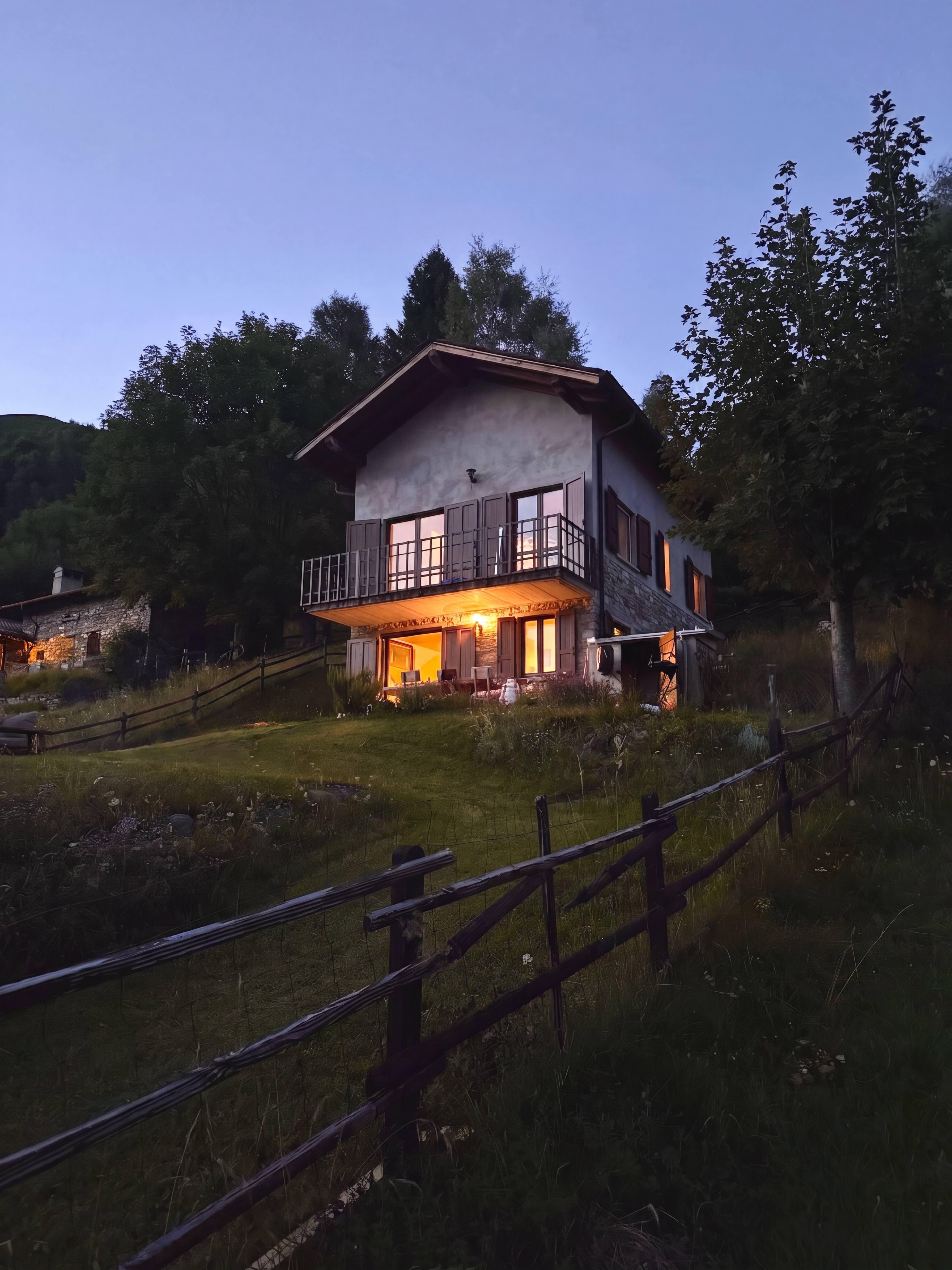 Chalet Bodone in de avondschemering