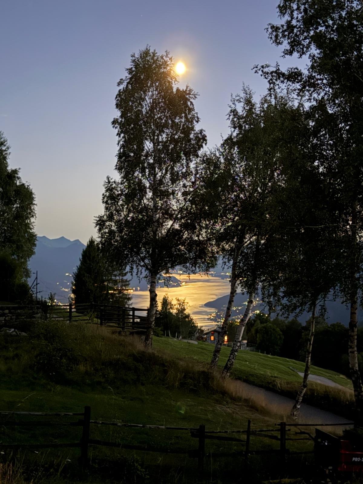 Chalet verlicht bij nacht